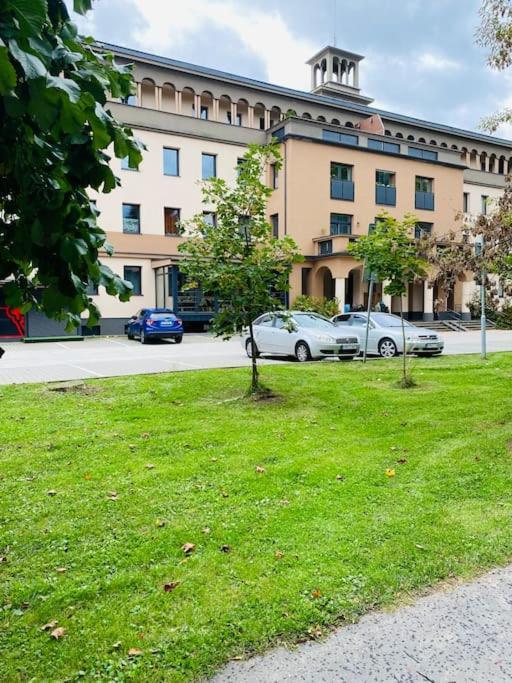 Residence Park Lovely Apartman With Private Parking Kysucke Nove Mesto Экстерьер фото